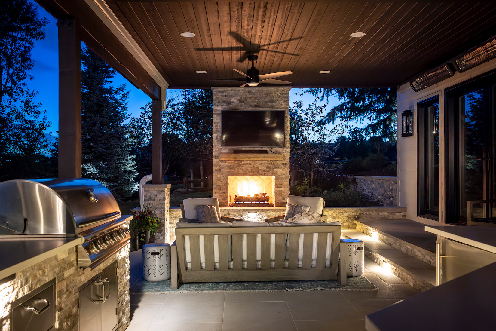 building luxury outdoor kitchens