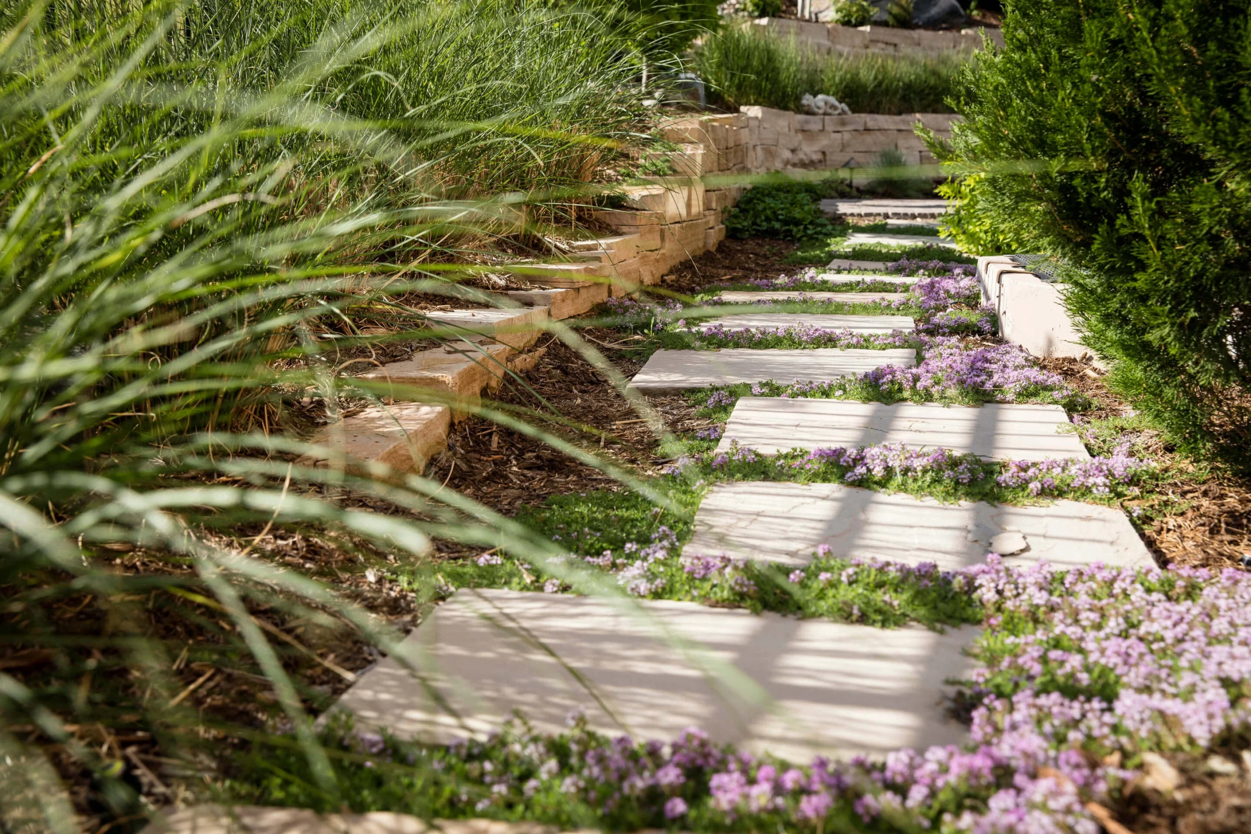 denver-custom-hardscape-patio-retaining-wall Custom stone paver patio and retaining wall hardscaping installed in a Denver backyard